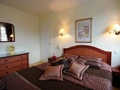 Le Dauphin Les Loges Hotel 3*